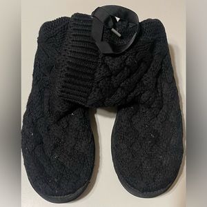 UGG Isla Short Black Knit Boots Size 8